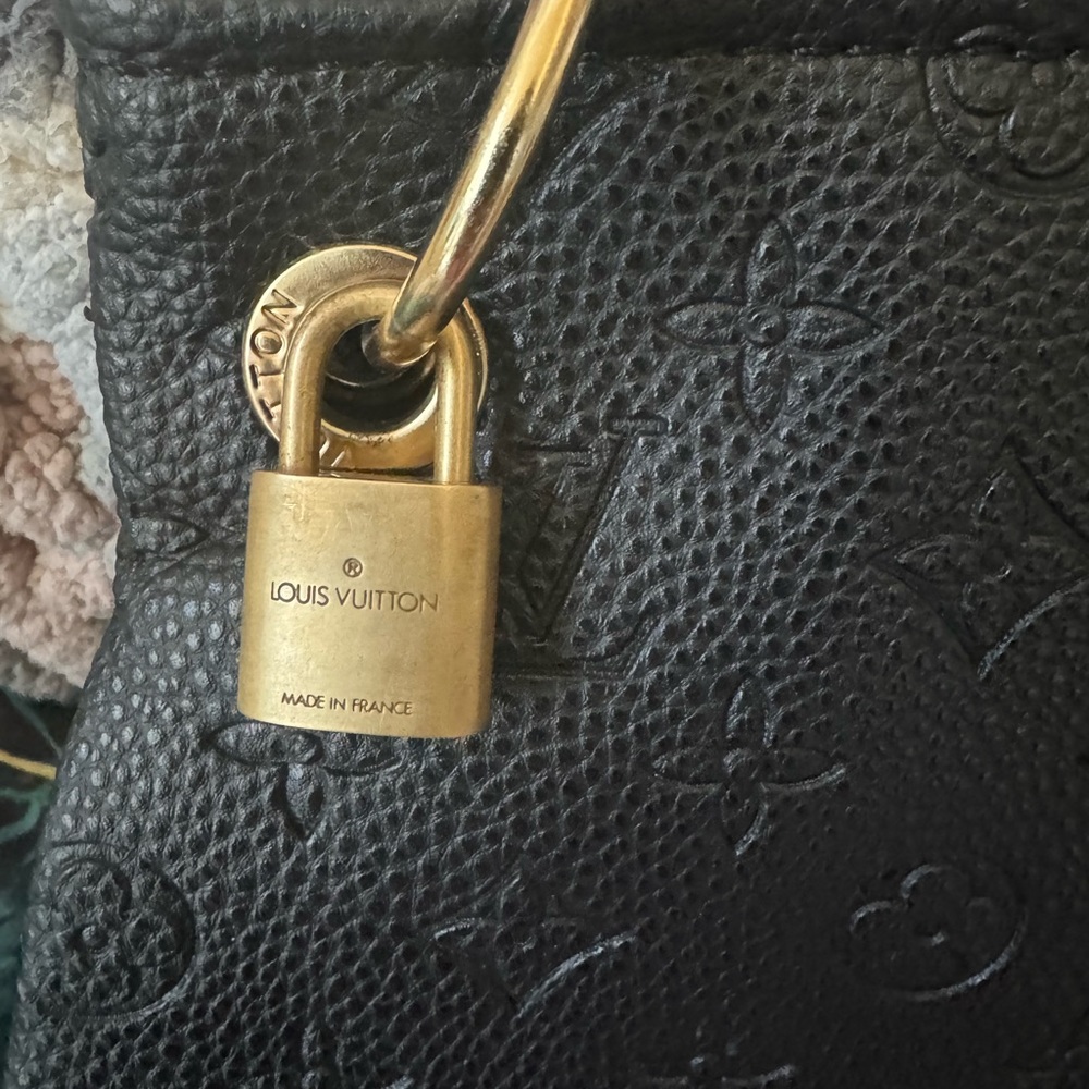LV Lock and key. See pictures! Read description.